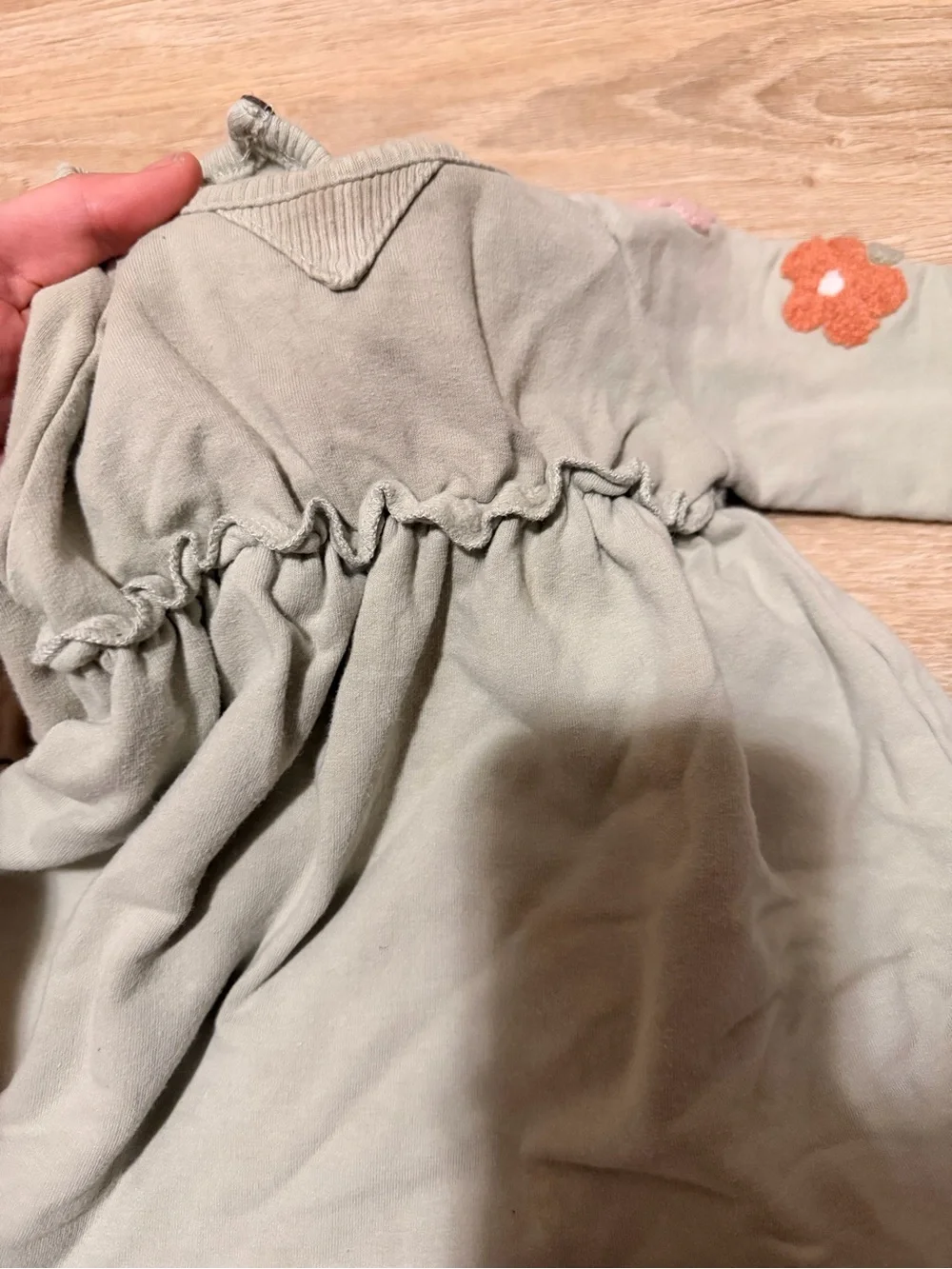 N/A over white accents